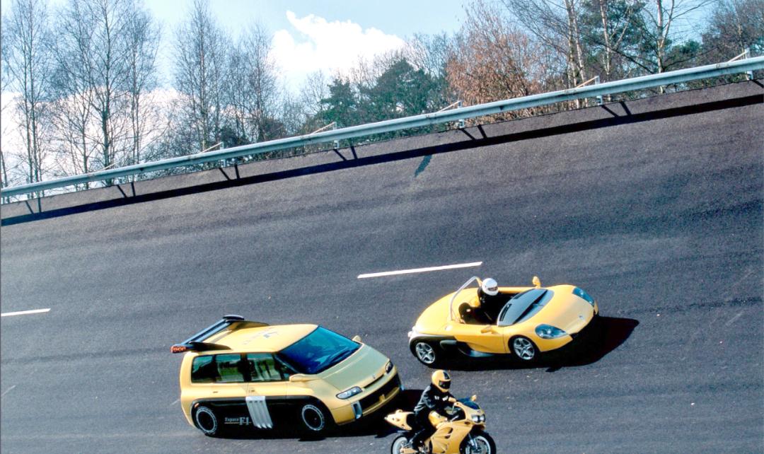 包含法拉利逆转雷诺车队，拉塞尔点燃赛场的词条